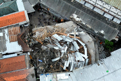 Foto udara bangunan musala yang ambruk di Pondok Pesantren (Ponpes) Al Khoziny di Kecamatan Buduran, Sidoarjo, Jawa Timur, Senin (29/9/2025). Foto: Umarul Faruq/ANTARA FOTO