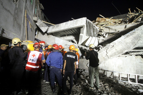 Petugas SAR gabungan bersiap mengevakuasi korban bangunan musala yang ambruk di Pondok Pesantren (Ponpes) Al Khoziny di Kecamatan Buduran, Sidoarjo, Jawa Timur, Senin (29/9/2025). Foto: Umarul Faruq/ANTARA FOTO