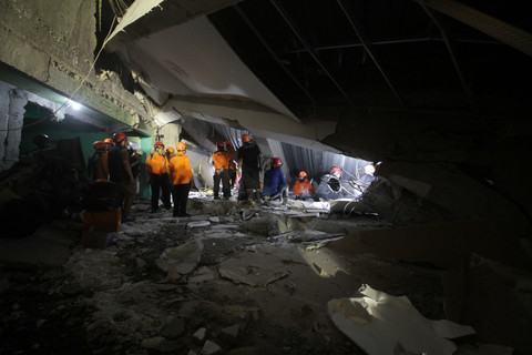 Petugas SAR gabungan bersiap mengevakuasi korban bangunan musala yang ambruk di Pondok Pesantren (Ponpes) Al Khoziny di Kecamatan Buduran, Sidoarjo, Jawa Timur, Senin (29/9/2025). Foto: Umarul Faruq/ANTARA FOTO