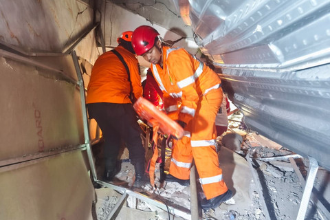 Petugas SAR gabungan bersiap mengevakuasi korban bangunan musala yang ambruk di Pondok Pesantren (Ponpes) Al Khoziny di Kecamatan Buduran, Sidoarjo, Jawa Timur, Senin (29/9/2025). Foto: Basarnas