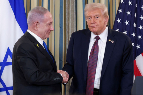 Presiden AS Donald Trump  (kanan) dan Perdana Menteri Israel Benjamin Netanyahu berjabat tangan saat di Ruang Makan Negara di Gedung Putih di Washington, DC, AS, Senin (29/9/2025). Foto: Jonathan Ernst/REUTERS