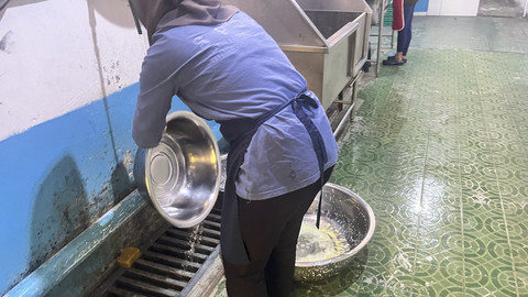 Suasana proses pengolahan MBG di SPPG Kramat Jati Tengah 1, Jakarta Timur, Selasa (30/9/2025). Foto: Nasywa Athifah/kumparan