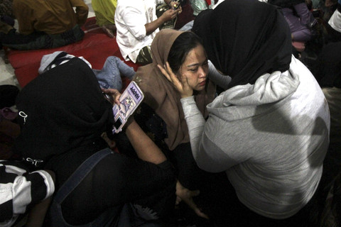 Keluarga menangis setelah mendengar saudaranya selamat dari bangunan musala yang ambruk di Pondok Pesantren (Ponpes) Al Khoziny di Kecamatan Buduran, Sidoarjo, Jawa Timur, Senin (29/9/2025). Foto: Umarul Faruq/ANTARA FOTO