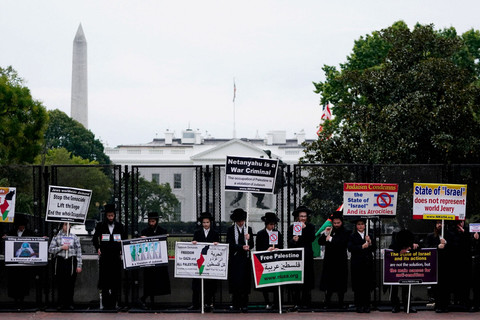 Yahudi Ortodoks anti-Zionis menghadiri demonstrasi, pada hari Presiden AS Donald Trump dijadwalkan bertemu dengan Perdana Menteri Israel Benjamin Netanyahu di Gedung Putih di Washington, DC, AS, Senin (29/9/2025). Foto: Nathan Howard/REUTERS