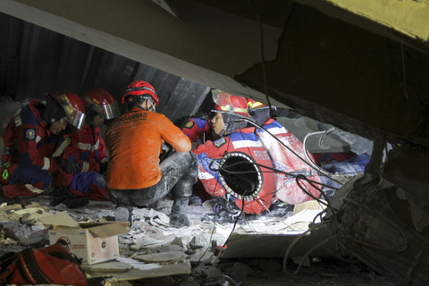 Tim SAR gabungan mencari korban bangunan musala yang ambruk di Pondok Pesantren (Ponpes) Al Khoziny di Kecamatan Buduran, Sidoarjo, Jawa Timur, Senin (29/9/2025) malam. Foto: Umarul Faruq/ANTARA FOTO