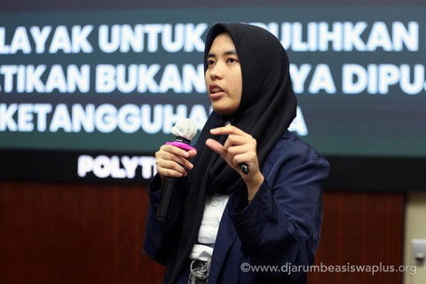 Utin menyampaikan gagasannya tentang isu kesehatan mental ibu pasca-melahirkan lewat esai. Foto: Dok. Istimewa