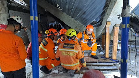 Sejumlah tim penyelamat Yogyakarta Basarnas dikirim ke Ponpes Al-Khoziny, Distrik Buduran, Sidoarjo, Jawa Timur untuk membantu mengevakuasi gedung sekolah asrama Islam yang runtuh, Selasa (30/9). Foto: Dok. Basarnas Yogyakarta