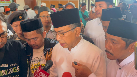 Ketua Umum PBNU Yahya Cholil Staquf atau Gus Yahya meninjau Ponpes Al-Khoziny di Kecamatan Buduran, Sidoarjo, Jawa Timur, Selasa (30/9/2025). Foto: Farusma Okta Verdian/kumparan