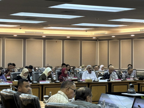 Suasana RDPU Komisi XIII bersama keluarga dan pengacara Diplomat Kemlu, Arya Daru di Gedung DPR RI, Senayan, Jakarta pada Selasa (30/9/2025). Foto: Abid Raihan/kumparan