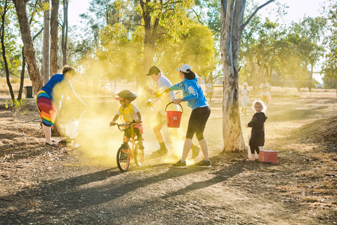 Aktivitas fisik bersama keluarga di luar ruangan untuk menjaga kesehatan mental dan kebugaran tubuh. (Sumber: pixabay.com)
