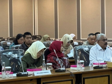 Istri Arya Daru, Meta Ayu Puspitantri (kedua kiri) menghadiri RDPU bersama Komisi XIII DPR pada Selasa (30/9/2025). Foto: Abid Raihan/kumparan