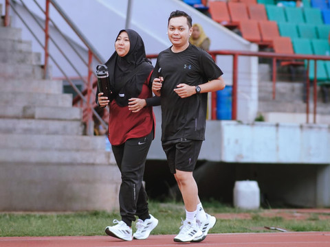 Penulis (kanan) beraktivitas fisik bersama keluarga. (Sumber: Dokumen Pribadi)