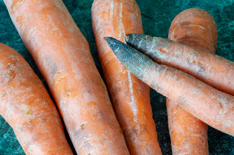 Ilustrasi wortel membusuk. Foto: Shutterstock
