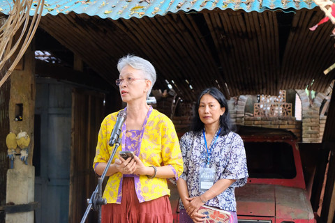 Rina Adhypranata, istri Eko Prawoto dalam acara pameran 