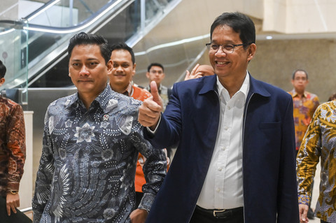 Menteri Keuangan Purbaya Yudhi Sadewa (kanan) dan Wakil Menteri Keuangan Thomas A. M. Djiwandono (kiri) bersiap mengikuti rapat kerja bersama Komisi XI DPR di Kompleks Parlemen, Senayan, Jakarta, Selasa (30/9/2025). Foto: Rivan Awal Lingga/ANTARA FOTO