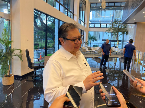 Menteri Koordinator Bidang Perekonomian Airlangga Hartarto memberi tanggapan saat ditemui para wartawan di kantornya, Selasa (30/9/2025).  Foto: Muhammad Fhandra Hardiyon/kumparan