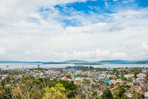 Pemandangan kota Bau-Bau. Foto: Sony Herdiana/Shutterstock