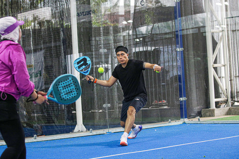 Teman kumparan mengikuti kegiatan hangout padel di PIPC Bintaro, Jakarta, Selasa (30/9). Foto: Aditia Noviansyah/kumparan