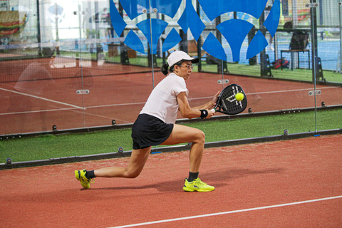 Teman kumparan mengikuti kegiatan hangout padel di PIPC Bintaro, Jakarta, Selasa (30/9). Foto: Aditia Noviansyah/kumparan