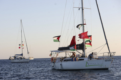 Dua kapal yang tergabung dalam Global Sumud Flotilla berlayar menembus blokade laut Israel untuk mengirimkan bantuan kemanusiaan ke Gaza di Yunani, Jumat (26/9/2025). Foto: Stefanos Rapanis/Reuters