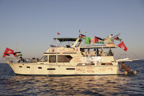 Kapal yang tergabung dalam Global Sumud Flotilla berlayar menembus blokade laut Israel untuk mengirimkan bantuan kemanusiaan ke Gaza di Yunani, Jumat (26/9/2025). Foto: Stefanos Rapanis/Reuters
