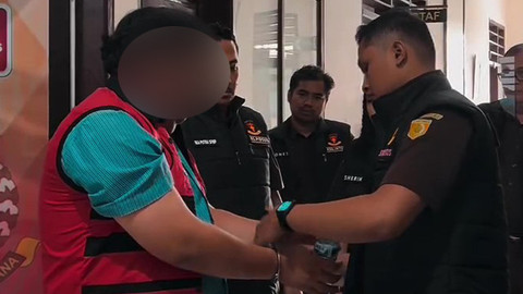 Kejaksaan Negeri Tomohon melakukan penahanan pejabat Sekretariat Bawaslu Kota Tomohon terkait dugaan korupsi dana hibah untuk pengawasan Pilkada Kota Tomohon tahun 2024. (foto: istimewa)