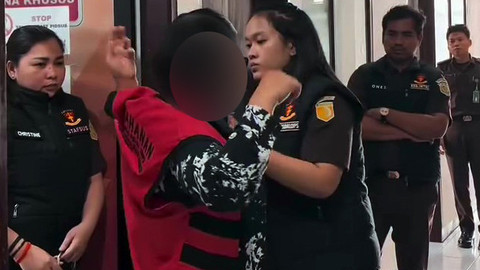 Kejaksaan Negeri Tomohon melakukan penahanan pejabat Sekretariat Bawaslu Kota Tomohon terkait dugaan korupsi dana hibah untuk pengawasan Pilkada Kota Tomohon tahun 2024. (foto: istimewa)