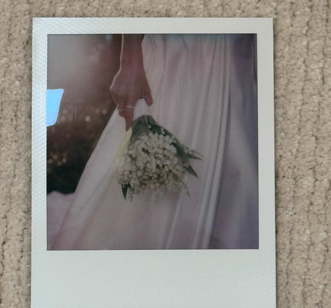 Bunga lily of the valley menghiasi tangan Selena Gomez di hari pernikahannya. Foto: Instagram @selenagomez