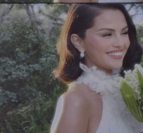 Selena mengenakan anting dari merek Tiffany & Co. Foto: Instagram @selenagomez