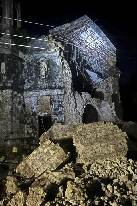 Kerusakan di luar Makam Keuskupan Agung Santa Rosa de Lima setelah gempa bumi di Kota Cebu, Filipina, Selasa (30/9/2025). Foto: Vince Sylvan A. Toring via AP