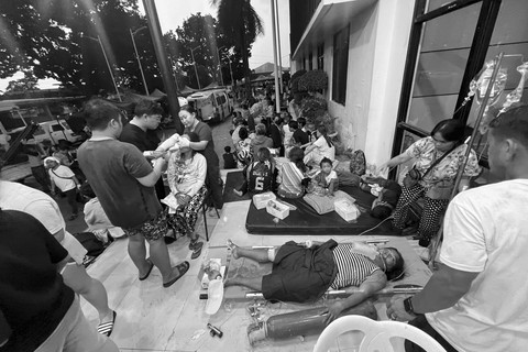 Pasien menunggu di luar Rumah Sakit Provinsi Cebu, Kota Bogo, setelah gempa bumi dahsyat melanda Kota Bogo, Provinsi Cebu, Filipina tengah, Selasa (30/9/2025). Foto: AP Photo