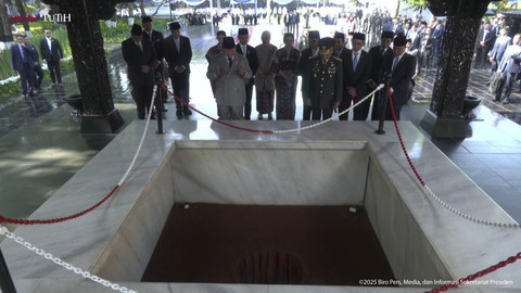 Presiden Republik Indonesia Prabowo Subianto berdoa dalam upacara peringatan Hari Kesaktian Pancasila 2025 di Monumen Pancasila Sakti, Lubang Buaya, Jakarta Timur, Rabu (1/10/2025). Foto: YouTube/Sekretariat Presiden