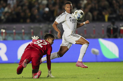 Kylian Mbappe dari Real Madrid mencetak gol kedua mereka pada pertandingan Liga Champions antara Kairat vs Real Madrid di Stadion Sentral, Almaty, Kazakhstan, Selasa (30/9/2025). Foto: Pavel Mikheyev/REUTERS