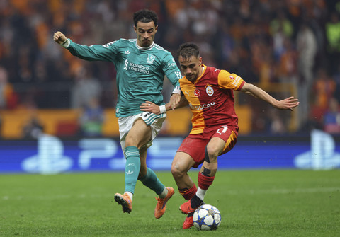 Yunus Akgun dari Galatasaray beraksi dengan Curtis Jones dari Liverpool pada pertandingan Liga Champions antara Galatasaray vs Liverpool di Rams Park, Istanbul, Turki, Selasa (30/9/2025). Foto: Murad Sezer/REUTERS