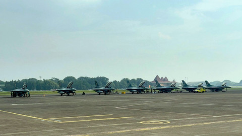 Jejeran Pesawat Tempur TNI AU bersiap di Landasan Udara Halim Perdanakusuma jelang demo udara HUT TNI ke-80, Jakarta Timur, Rabu (1/10/2025).  Foto: Rayyan Farhansyah/kumparan