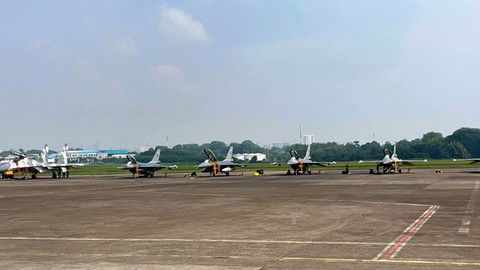 Jejeran Pesawat Tempur TNI AU bersiap di Landasan Udara Halim Perdanakusuma jelang demo udara HUT TNI ke-80, Jakarta Timur, Rabu (1/10/2025).  Foto: Rayyan Farhansyah/kumparan