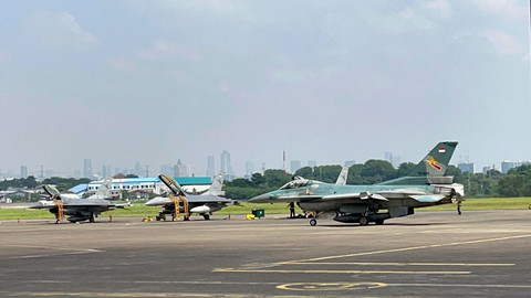 Beberapa Pesawat Tempur TNI AU bersiap melepas landas untuk demo udara dalam HUT ke-80 TNI di Landasan Udara Halim Perdanakusuma, Jakarta Timur, Rabu (1/10/2025). Foto: Rayyan Farhansyah/kumparan