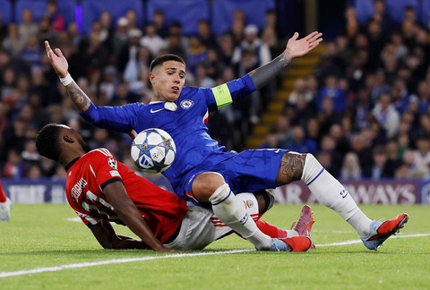 Enzo Fernandez dari Chelsea mengambil tindakan dengan Dodi Lukebakio dari Benfica dalam pertandingan Liga Champions antara Chelsea vs Benfica di Stamford Bridge, London, Inggris, Selasa (30/9/2025). Foto: Andrew Canridge/Reuters