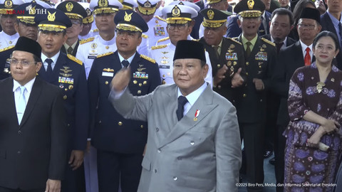 Presiden RI Prabowo Subianto ikut bernyanyi dalam upacara peringatan Hari Kesaktian Pancasila 2025 di Monumen Pancasila Sakti, Lubang Buaya, Jakarta Timur, Rabu (1/10/2025). Foto: YouTube/Sekretariat Presiden