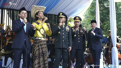 Kementerian Budaya Fadli Zon (kiri) bersama para pejabat lainnya ikut memandu nyanyian dalam upacara peringatan Hari Kesaktian Pancasila 2025 di Monumen Pancasila Sakti, Lubang Buaya, Jakarta Timur, Rabu (1/10/2025). Foto: YouTube/Sekretariat Presiden