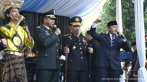 Kementerian Budaya Fadli Zon (kiri) bersama para pejabat lainnya ikut memandu nyanyian dalam upacara peringatan Hari Kesaktian Pancasila 2025 di Monumen Pancasila Sakti, Lubang Buaya, Jakarta Timur, Rabu (1/10/2025). Foto: YouTube/Sekretariat Presiden