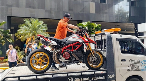 KPK memindahkan 32 kendaraan sitaan dari kasus dugaan pemerasan sertifikasi K3 di Kemnaker yang menjerat eks Wamenaker Immanuel Ebenezer ke Rupbasan Cawang, Rabu (1/10/2025). Foto: Jonathan Devin/kumparan