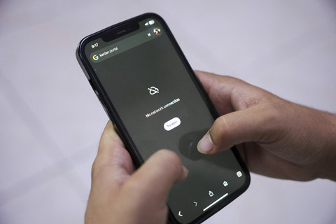 Seorang pria mencoba menggunakan Google di ponsel pintarnya di tengah penutupan telekomunikasi total di seluruh negeri, di Kabul, Afghanistan, Selasa (30/9/2025). Foto: SAYED HASSIB/REUTERS 