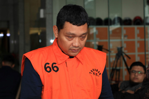 Tersangka kasus dugaan pemerasan dalam pengurusan sertifikat K3 di Kementerian Ketenagakerjaan Irvian Bobby Mahendro mengenakan baju tahanan usai menjalani pemeriksaan di Gedung Merah Putih KPK, Jakarta, Selasa (9/9/2025). Foto: Reno Esnir/ANTARA FOTO