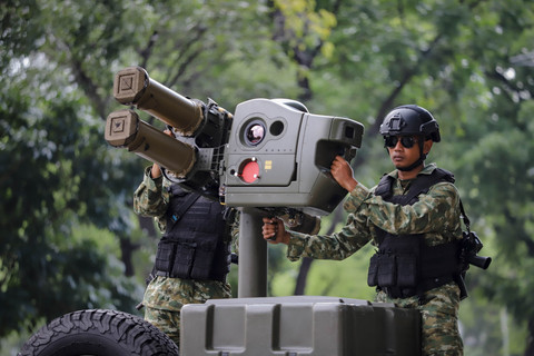 Sejumlah prajurit dan kendaraan Alat Utama Sistem Persenjataan (Alutsista) mengikuti gladi menyambut HUT ke-80 TNI di kawasan Monas, Jakarta, Rabu (1/1/2025). Foto: Jamal Ramadhan/kumparan