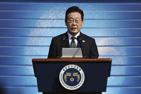 Presiden Korea Selatan Lee Jae Myung menyampaikan pidato dalam upacara peringatan Hari Angkatan Bersenjata ke-77 di Gyeryong, Rabu (1/10/2025). Foto: KIM HONG-JI/AFP