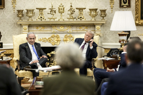 Presiden AS Donald Trump dan Perdana Menteri Israel Benjamin Netanyahu mengadakan konferensi pers bersama untuk mengumumkan rencana perdamaian AS untuk Gaza. Foto: Dok. The White House