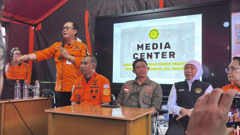 Kepala Basarnas Marsekal Madya TNI, Mohammad Syafii; Kasubdit RPDO Bencana dan KMM Basarnas, Emi Freezer; Kepala BNPB, Letjen TNI Dr. Suharyanto; dan Gubernur Jawa Timur, Khofifah Indar Parawansa saat konpers insiden bangunan ambruk Ponpes Al-Khoziny Foto: Farusma Okta Verdian/kumparan