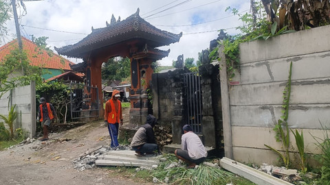 Pembongkaran tembok yang halangi rumah dan gang oleh GWK, Rabu (1/10/2025). Foto: Denita BR Matondang/kumparan