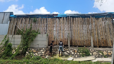 Pembongkaran tembok yang halangi rumah dan gang oleh GWK, Rabu (1/10/2025). Foto: Denita BR Matondang/kumparan